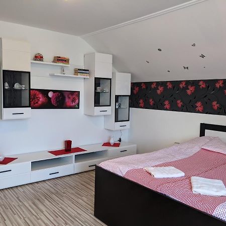 Отель Pivnicka Pod Cachtickym Hradom Чахтице Экстерьер фото